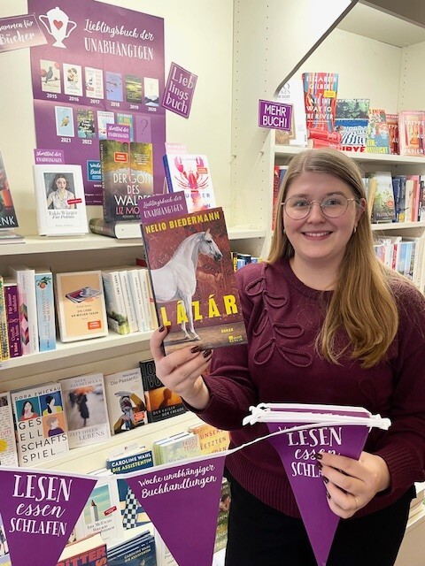 Buchhändlerin der Buchhandlung Vielseitig