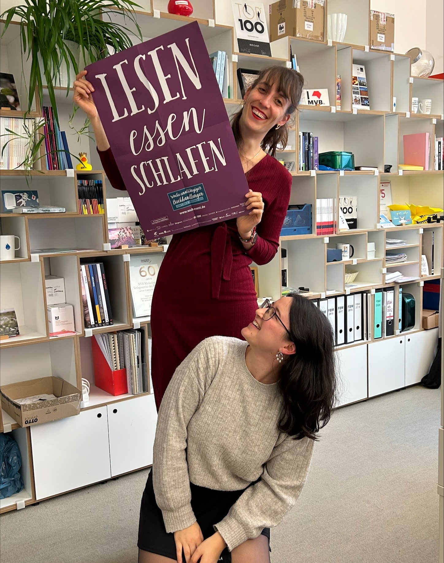 Das Buchhandlungs-Team feiert mit einem Plakat den Start der WUB.