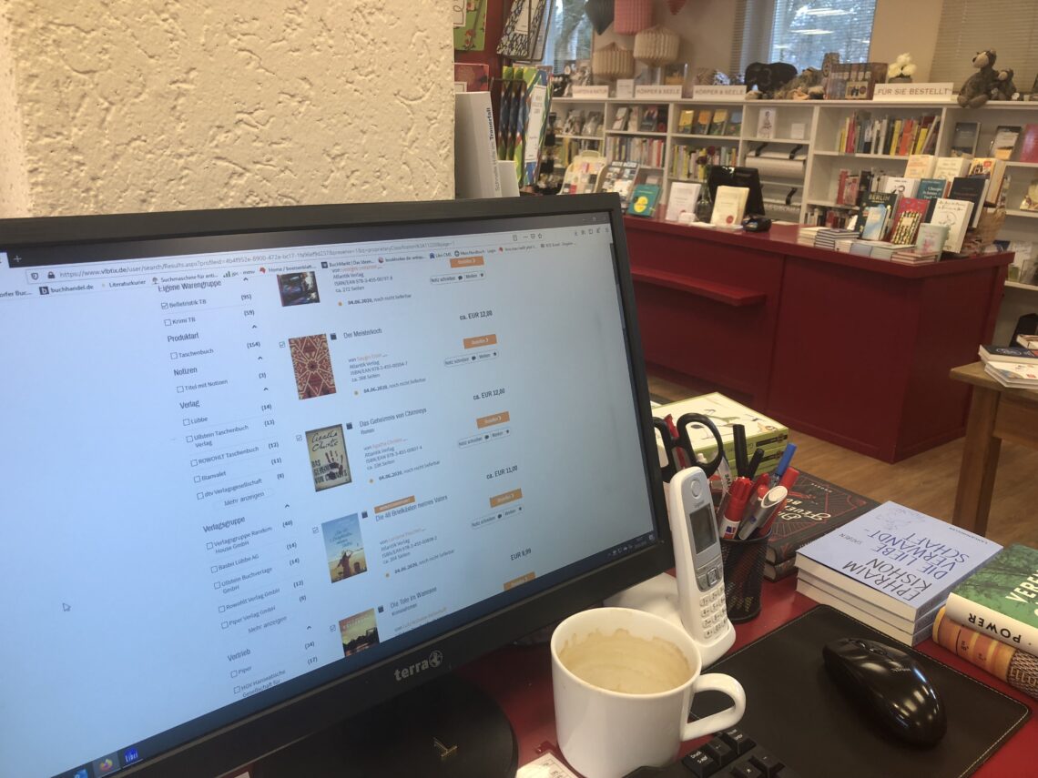 Der PC-Bildschirm mit geöffnetem vlbtix.de der Schmargendorfer Buchhandlung.