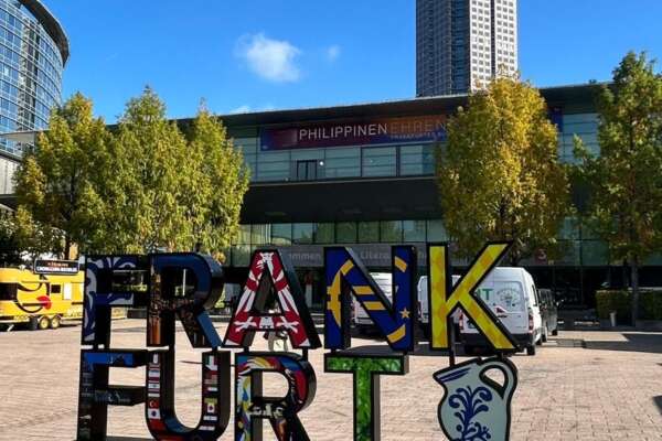 Frankfurt-Skulptur im Ehrengast-Stil gestaltet auf einer leeren Agora vorm Messe Tower.