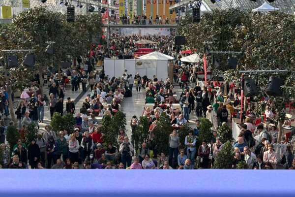 Ein Blick auf die vollen Messehallen von oben.