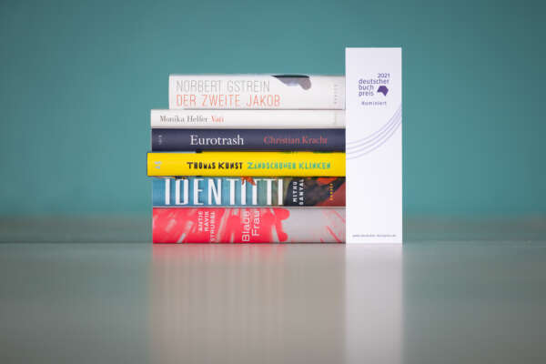 Buchstapel der sechs Bücher der Shortlist des Deutschen Buchpreis 2021.