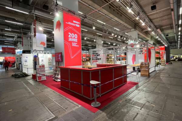 Der Stand vom Zentrum Börsenverein mitten im Aufbau.