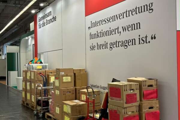 Gepackte Messekisten an einer Wand aufgereiht.