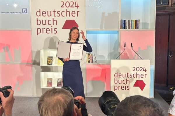 Die Siegerin Martina Hefter auf der Bühne zur Verleihung des Deutschen Buchpreis 2024.