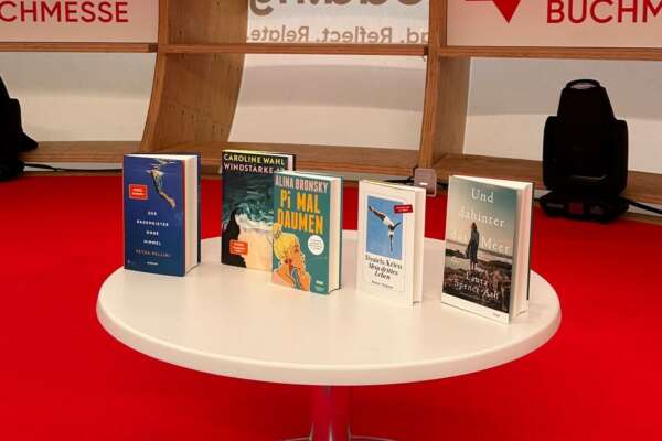 Die fünf Bücher der Shortlist des Lieblingsbuch der Unabhängigen 2024 auf einem Tisch.