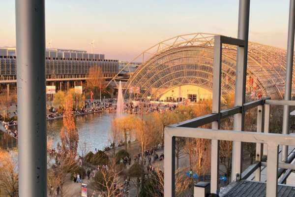 Das Gelände der Leipziger Buchmesse im Abendrot.
