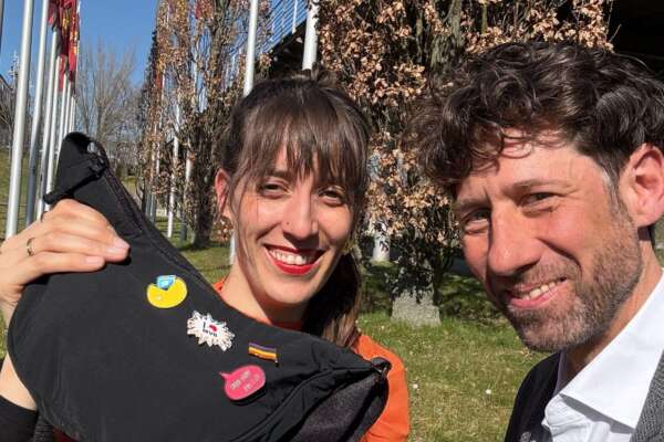 Rahel Trotta und David Mesche von der Buchbox zeigen ihre kreativen Taschen auf der LBM 2025.