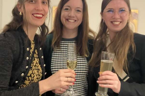 Drei Frauen mit Sekt in der Hand.