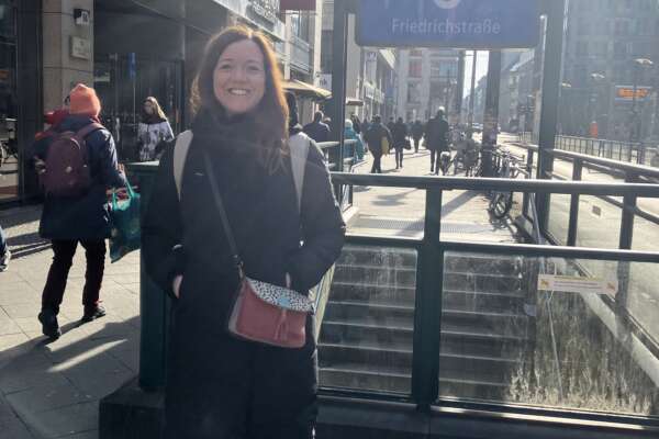 Daniela vor einem U-Bahn-Schild in Berlin