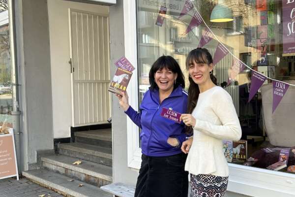 Zwei Frauen stehen vor dem Schaufenster der Buchhandlung Lesezeichen in Darmstadt.