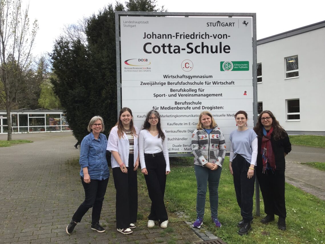 Buchhandelsklasse der neben dem Schild der Cotta Schule in Stuttgart.