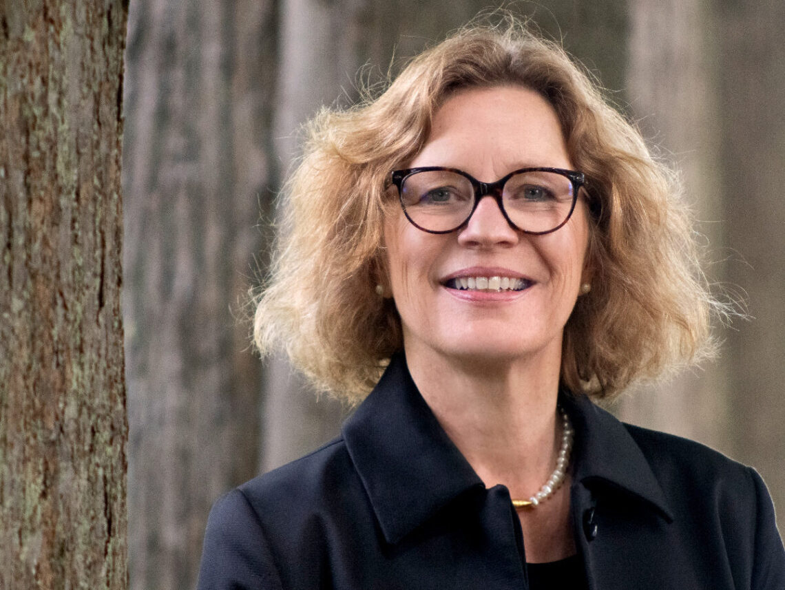 Porträt von Swantje Meininghaus vor Bäumen im Hintergrund.