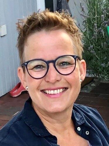 Porträt von Michaela Huber der Linzgau Buchhandlung vor einem Haus.