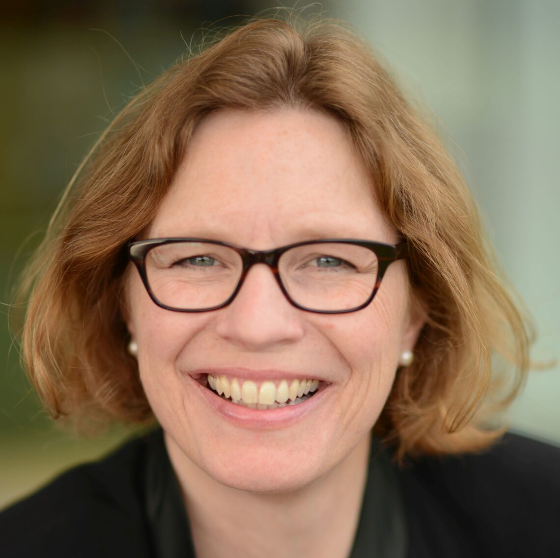 Porträt von lachender Swantje Meininghaus.