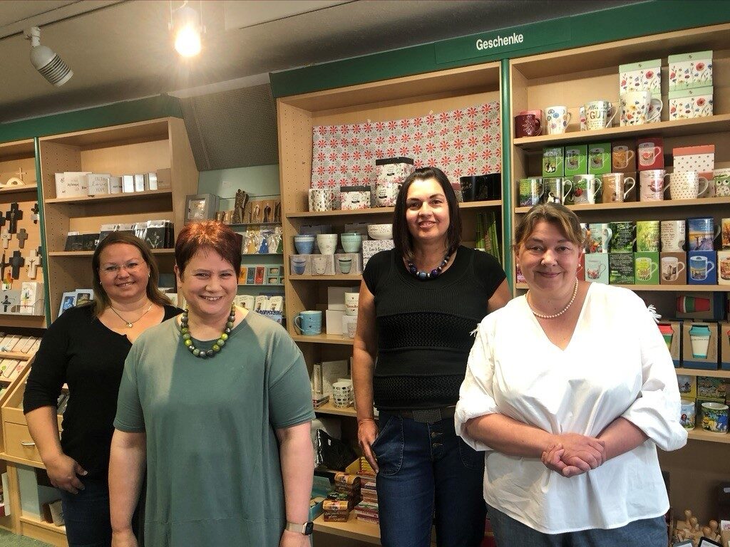 Vier Frauen von Relibook Service GmbH und Co. KG in der  Buchhandlung im Kirchen Eck vor einem Bücherregal.