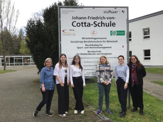 Buchhandelsklasse der neben dem Schild der Cotta Schule in Stuttgart.