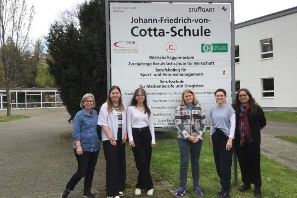 Buchhandelsklasse der neben dem Schild der Cotta Schule in Stuttgart.