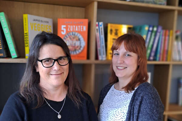 Renate Menchini und Kathrin Janke von Dorling Kindersley, die vor einem Bücherregal stehen.