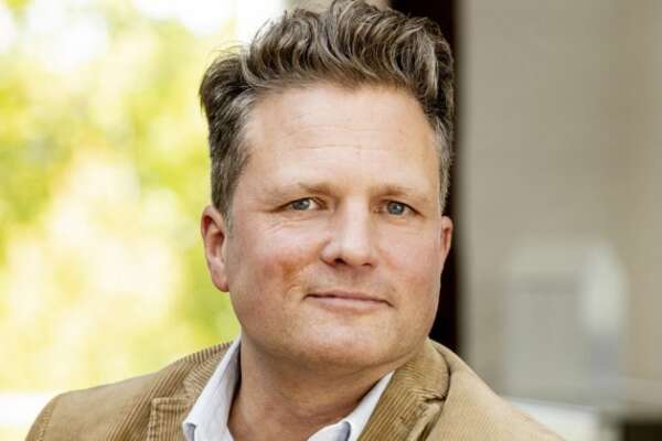 Porträt von Thilo Schmid mit verschwommenem Hintergrund.