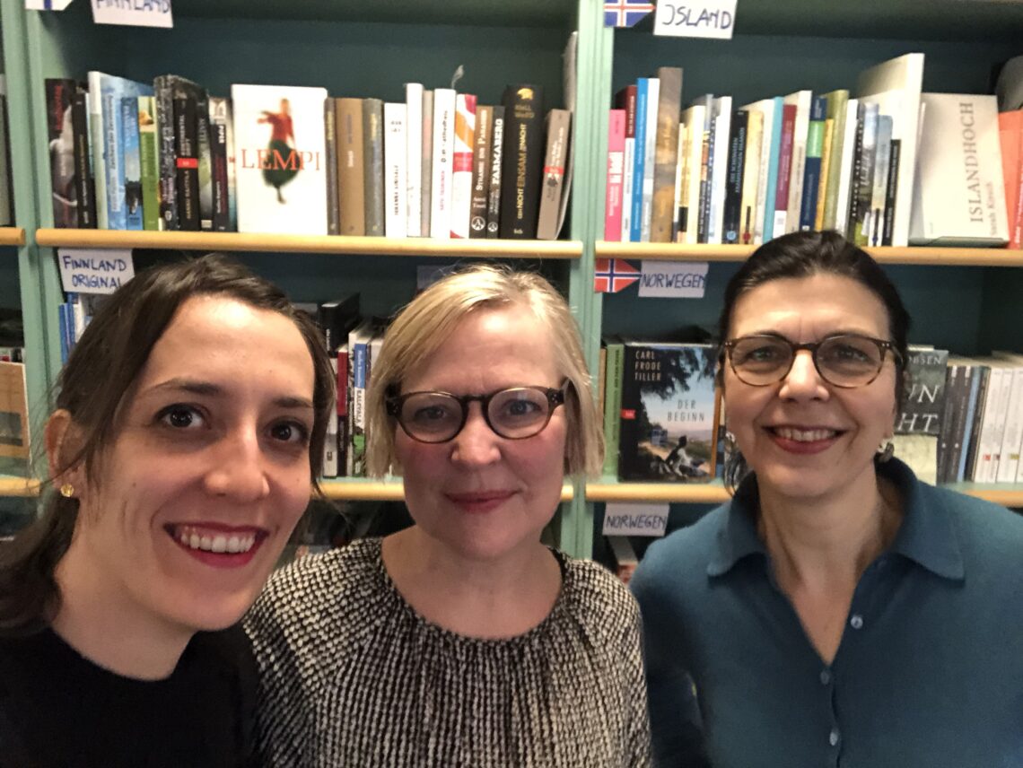 Selfie von drei lachenden Frauen vor einem Bücherregal in der Buchhandlung Pankebuch.
