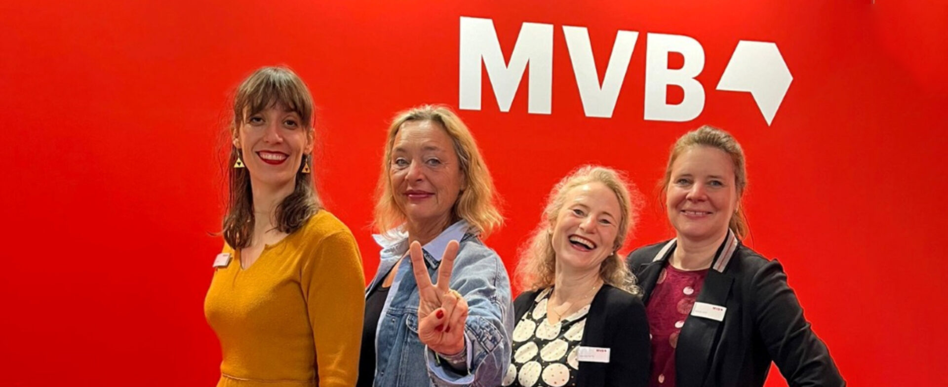 Vertriebskolleginnen Rahel Trotta, Sonja Oberndorfer, Susanne Fuchs und Daniela Kahl vor MVB Messewand.