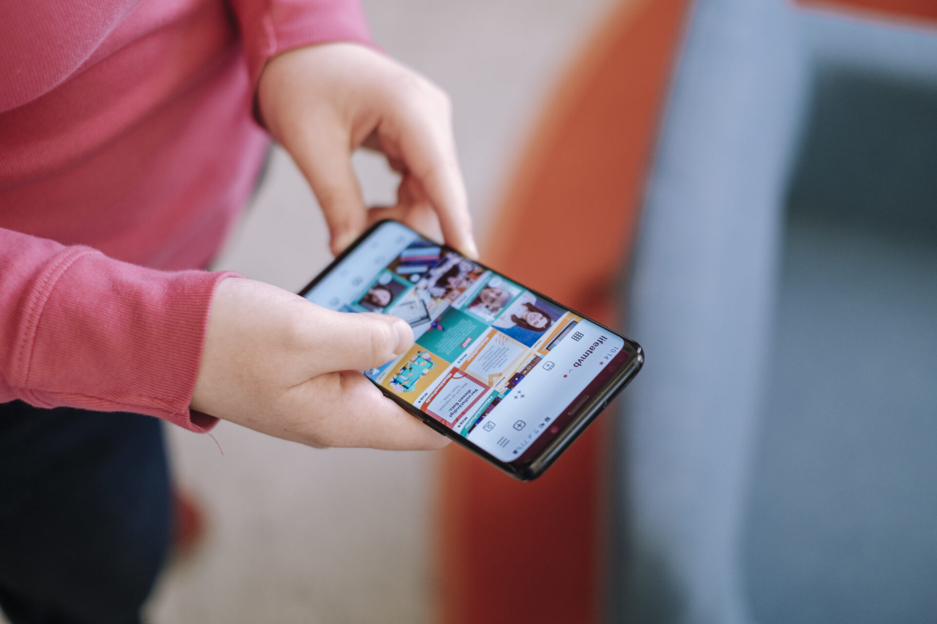 Zwei Hände halten ein Smartphone auf dem das Instagram-Profil von MVB zu sehen ist.